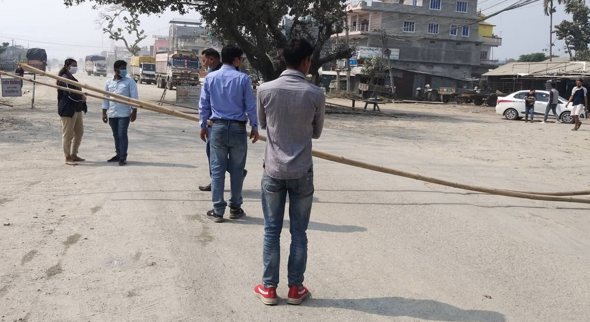 कञ्चनपुरमा धुलो नियन्त्रण गर्न माग गर्दै सडक अवरुद्ध