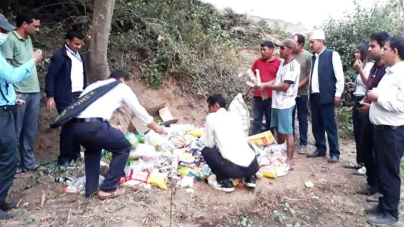 डोटीमा बजार अनुगमन, १ लाख बढीको अखाद्य वस्तु नष्ट