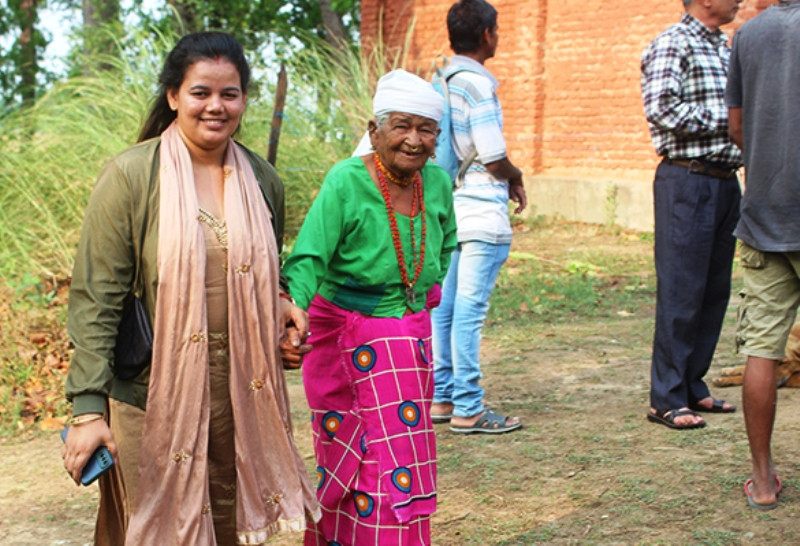 झलारीमा एक सय दुई वर्षीया वृद्धले गरिन् मतदान