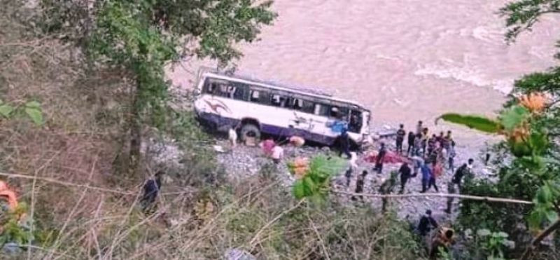 डोटीको गेरुपानीमा बसदुर्घटना :  तिन जना गम्भिर घाइते, एक बालक अझै बेपत्ता