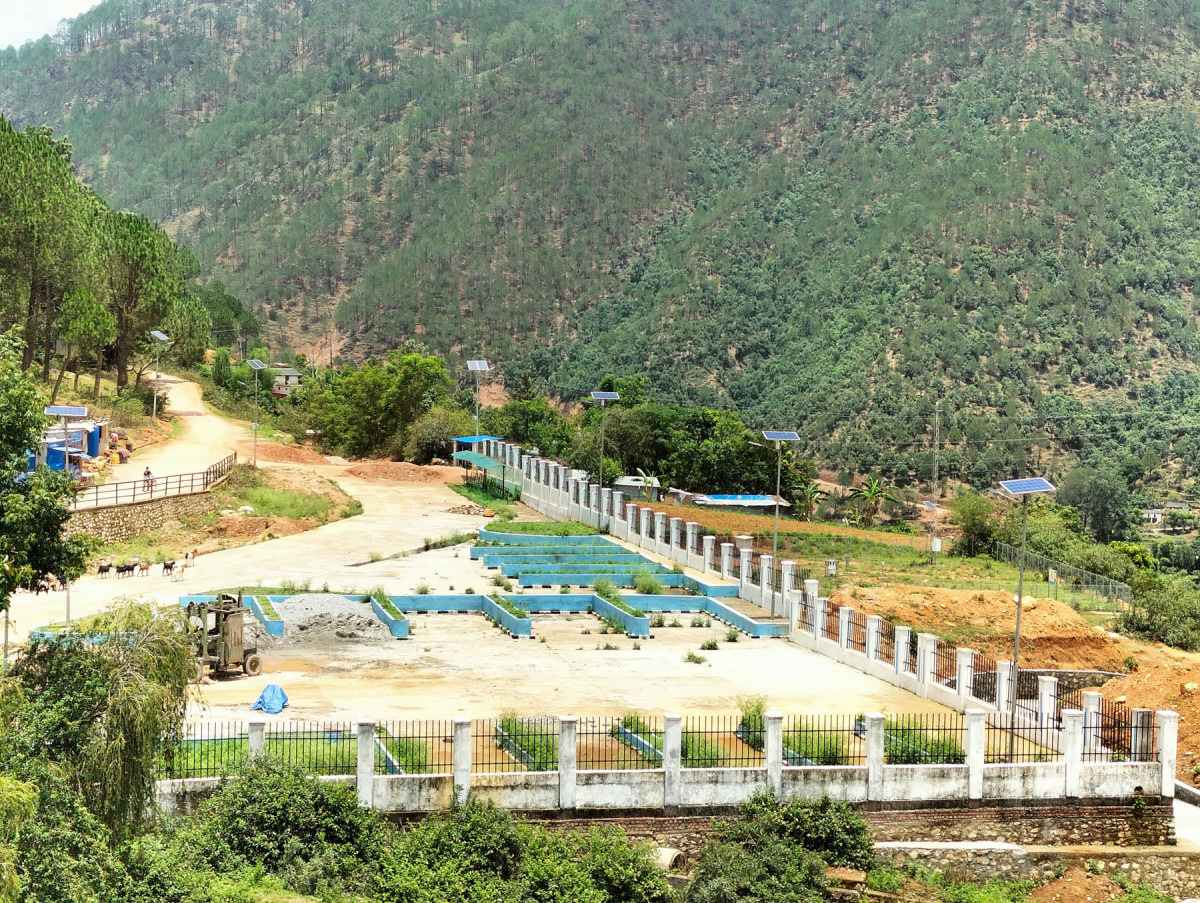 पाटनमा  बसपार्क निर्माणको काम अलपत्र, बजारमै पार्किङ