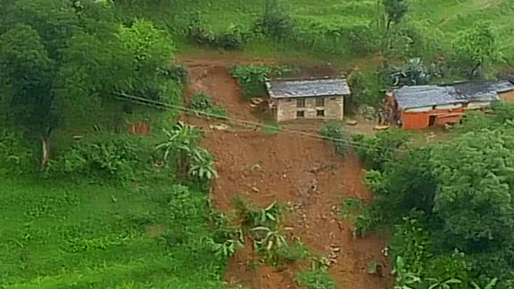 पहिराले घर पुरिँदा तीनको मृत्यु, एक घाइते