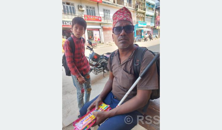 कञ्चनपुरमा अगरबत्ती बेचेर जीविकोपार्जन गर्दै दृष्टिविहीन दम्पती