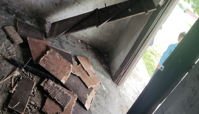कैलालीको टीकापुरमा एक विद्यालयमा तोडफोड