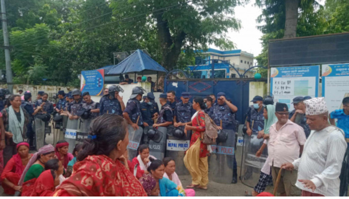 धनगढीमा महिलाको मृत्यु भएपछि आफन्तद्वारा प्रहरी कार्यालय घेराउ
