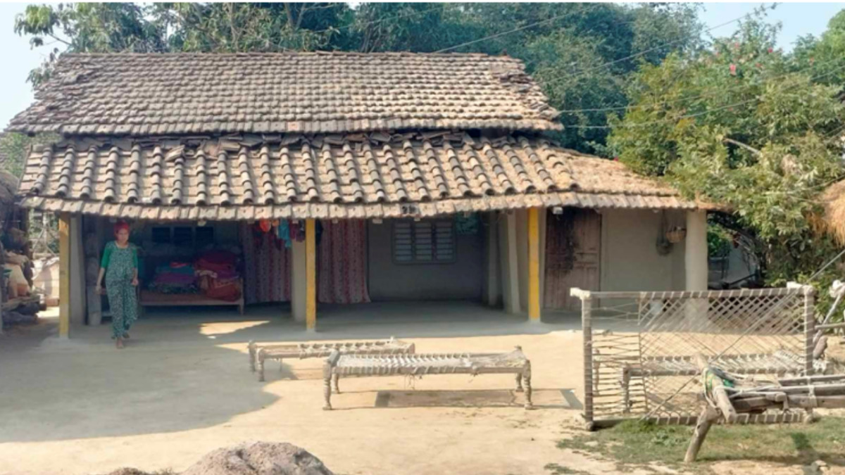 हराउँदै परम्परागत घर