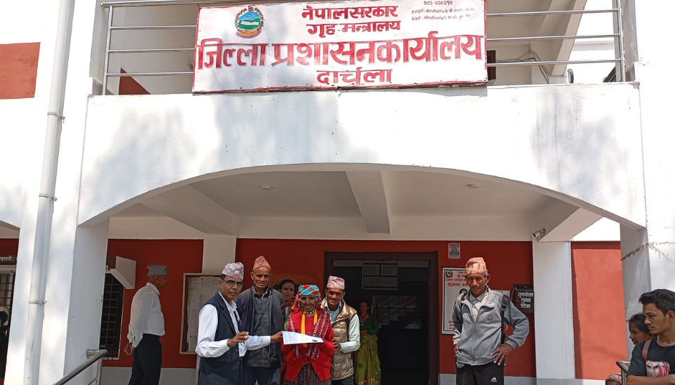 उखरमाउलो गर्मीमा ज्येष्ठ नागरिकलाई  राष्ट्रिय परिचयपत्र बनाउन सास्ती