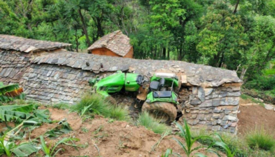 बैतडीको मेलौलीमा ट्याक्टर दुर्घटना, दुई बालिका घाइते