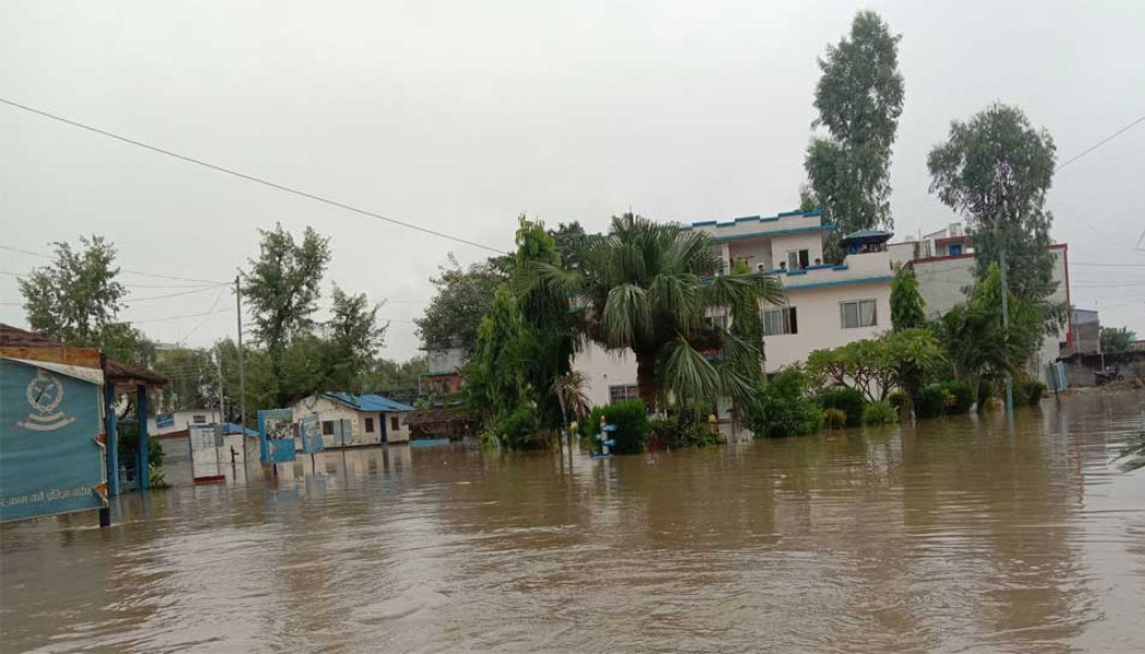 बस्तीमा बाढी पसेपछि भजनी नगरक्षेत्र जलमग्न, स्थानीयको सडकमा बास