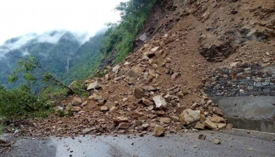 खलङ्गा–गोकुलेश्वर सडकखण्ड अवरुद्ध  भएपछि यात्रु अलपत्र